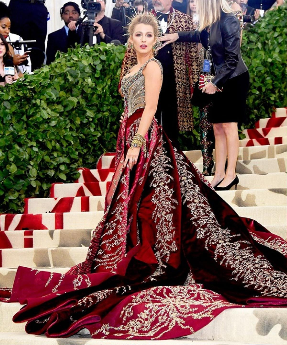 Trước thềm Met Gala 2019, điểm danh những bộ cánh gây rúng động làng thời trang của các năm Ảnh 11