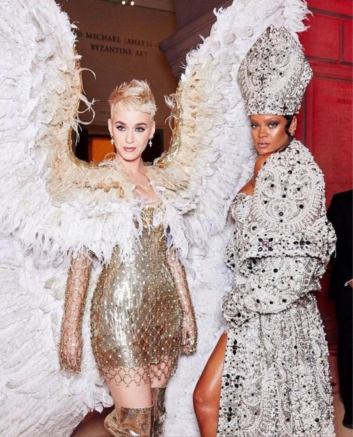 Trước thềm Met Gala 2019, điểm danh những bộ cánh gây rúng động làng thời trang của các năm Ảnh 14