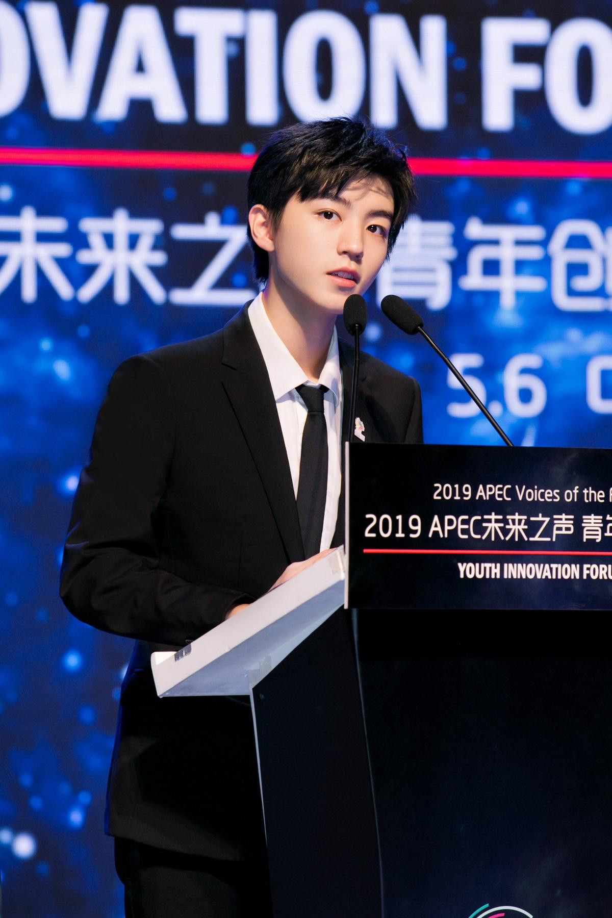 Vương Tuấn Khải (TFBOYS) lịch lãm quyến rũ tại 'APEC Voices of the Future 2019', C-net nói gì? Ảnh 4