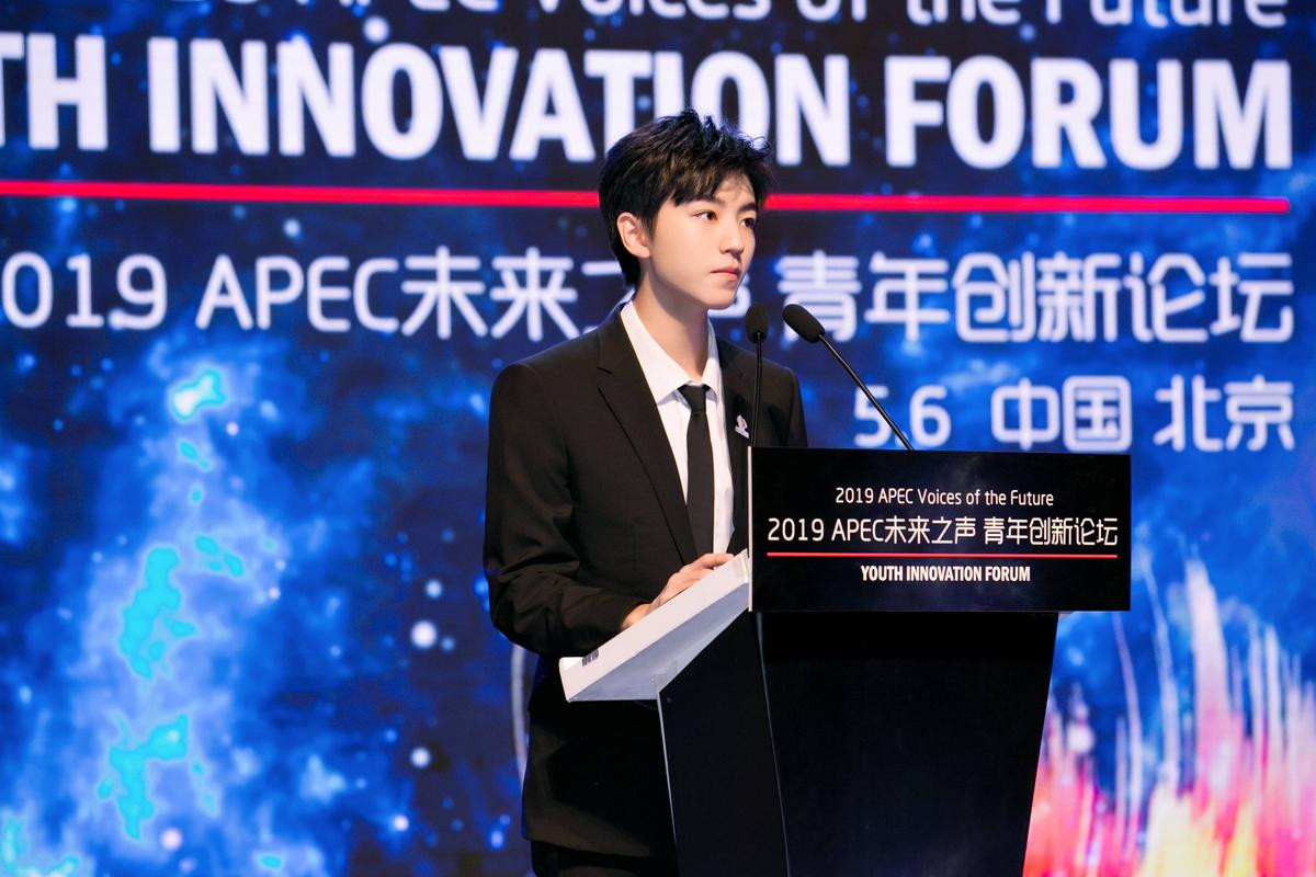 Vương Tuấn Khải (TFBOYS) lịch lãm quyến rũ tại 'APEC Voices of the Future 2019', C-net nói gì? Ảnh 2