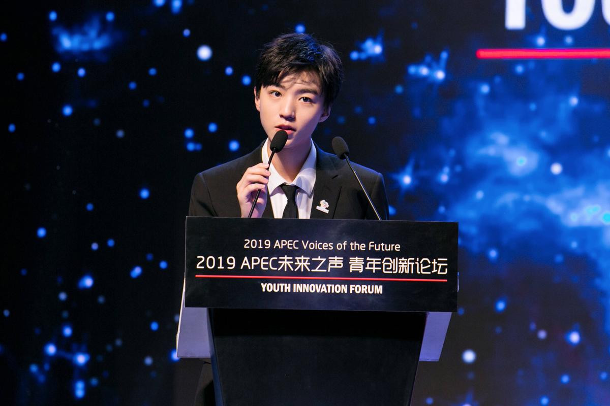 Vương Tuấn Khải (TFBOYS) lịch lãm quyến rũ tại 'APEC Voices of the Future 2019', C-net nói gì? Ảnh 1