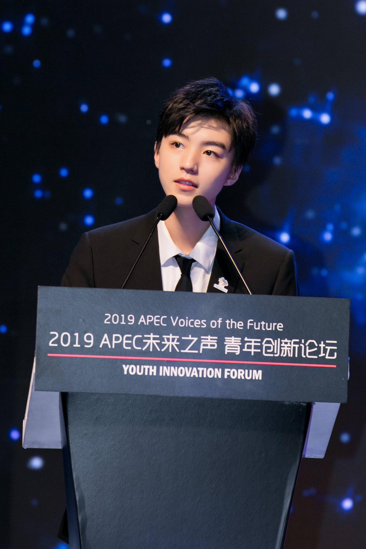 Vương Tuấn Khải (TFBOYS) lịch lãm quyến rũ tại 'APEC Voices of the Future 2019', C-net nói gì? Ảnh 3