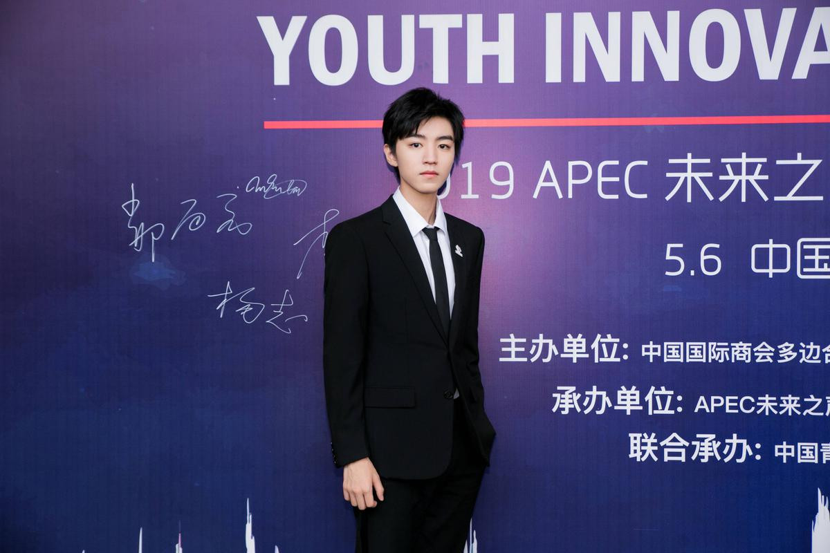 Vương Tuấn Khải (TFBOYS) lịch lãm quyến rũ tại 'APEC Voices of the Future 2019', C-net nói gì? Ảnh 9