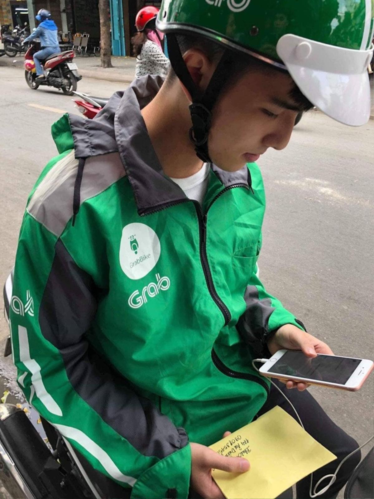 Bị chụp lén lúc đang uống trà sữa, chàng tài xế Grab 'gây bão' vì quá đẹp trai! Ảnh 3