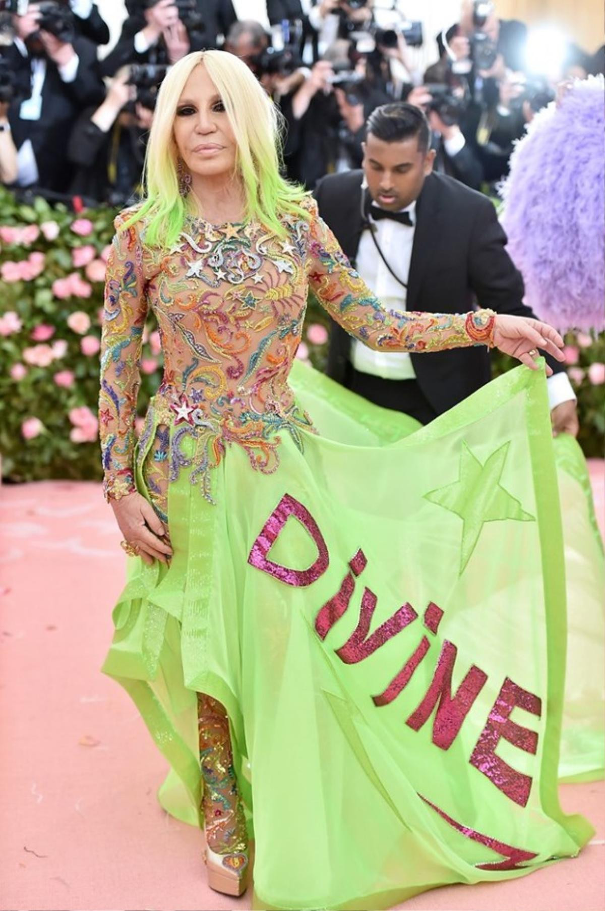 Met Gala 2019: Mãn nhãn vì Lady Gaga 4 lần lột đồ, tung hoành 'chặt đẹp' cả dàn sao Ảnh 10