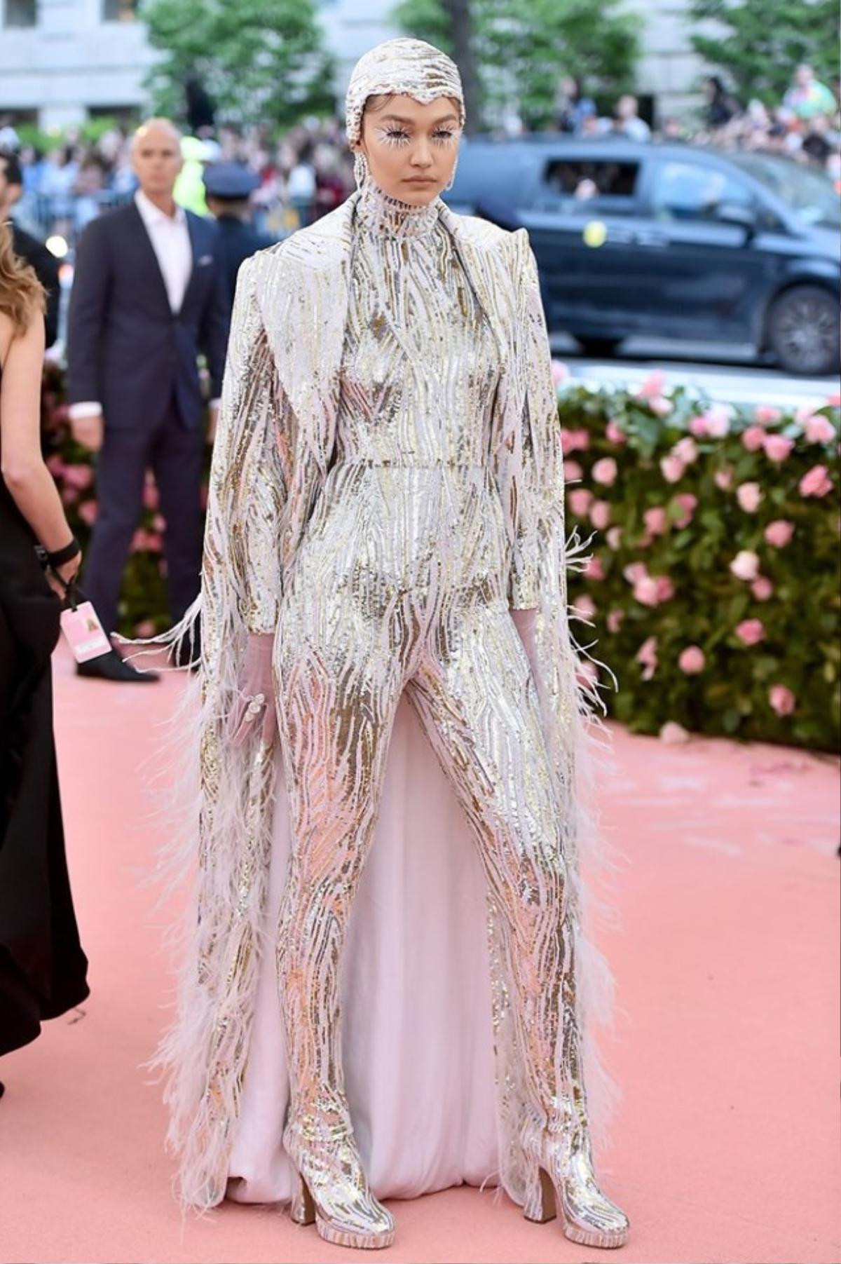 Met Gala 2019: Mãn nhãn vì Lady Gaga 4 lần lột đồ, tung hoành 'chặt đẹp' cả dàn sao Ảnh 12