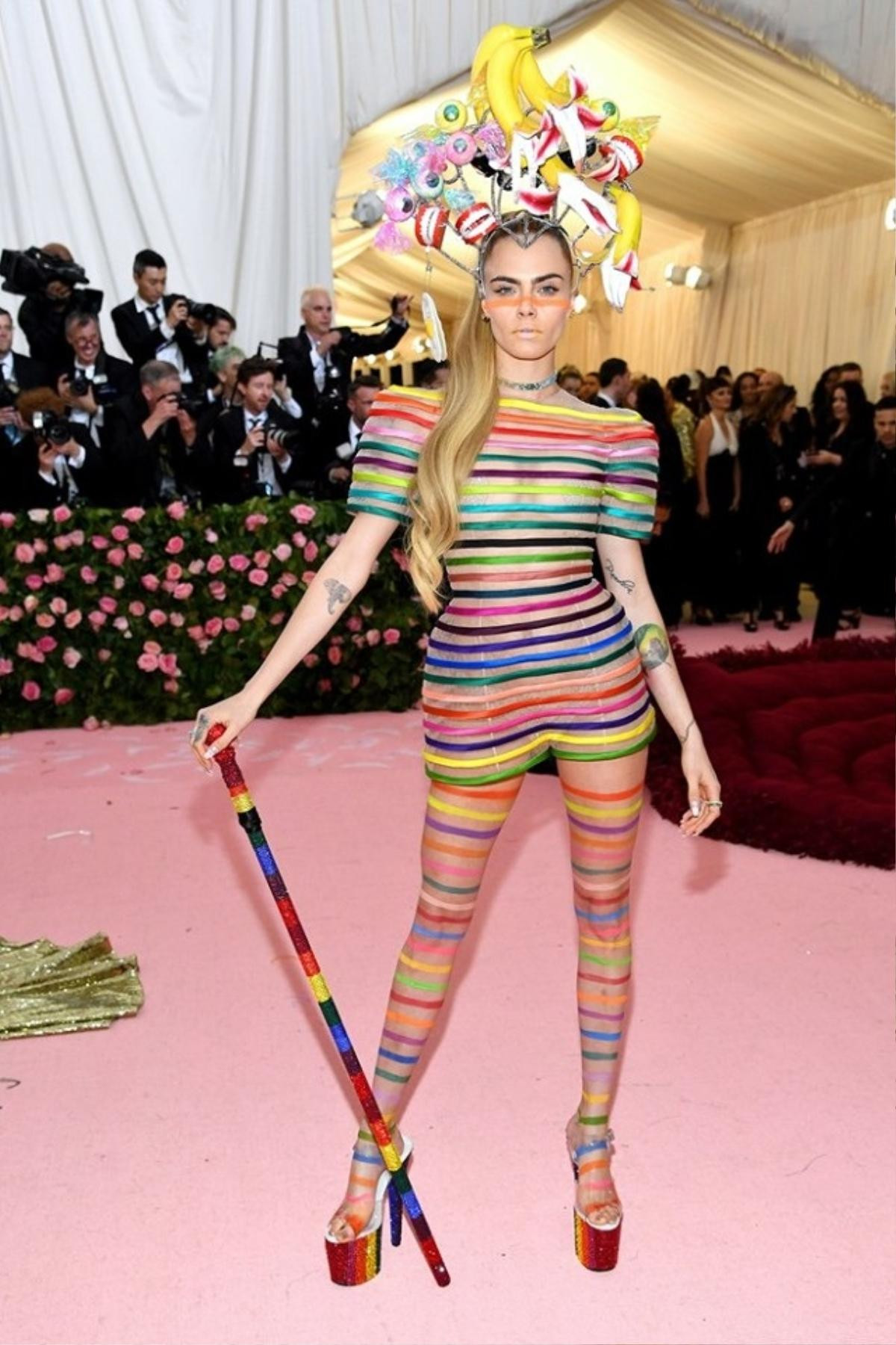 Met Gala 2019: Mãn nhãn vì Lady Gaga 4 lần lột đồ, tung hoành 'chặt đẹp' cả dàn sao Ảnh 11