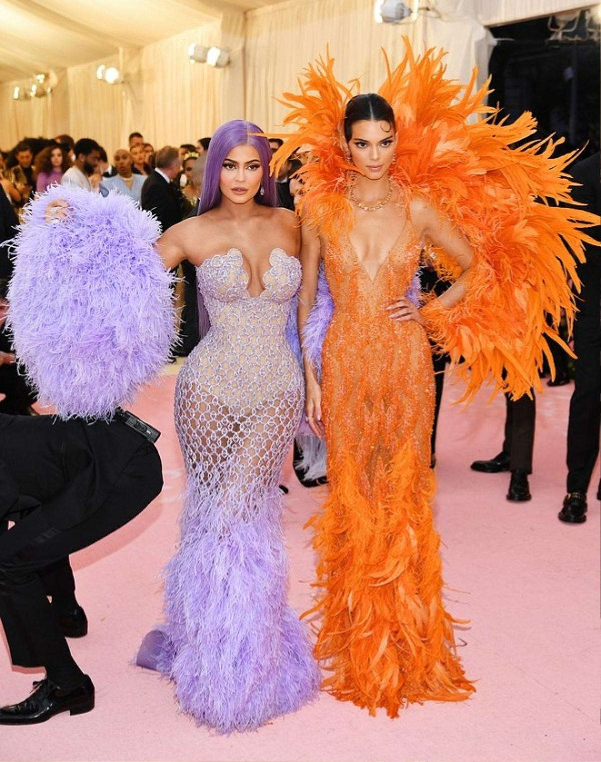 Met Gala 2019: Mãn nhãn vì Lady Gaga 4 lần lột đồ, tung hoành 'chặt đẹp' cả dàn sao Ảnh 16