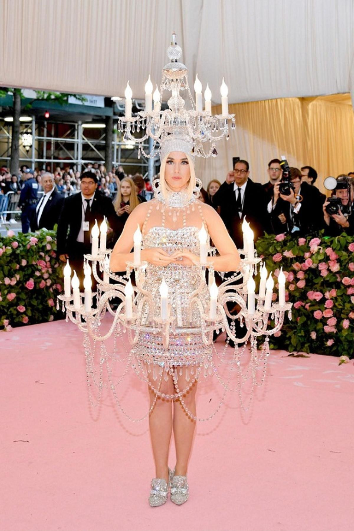 Met Gala 2019: Mãn nhãn vì Lady Gaga 4 lần lột đồ, tung hoành 'chặt đẹp' cả dàn sao Ảnh 7