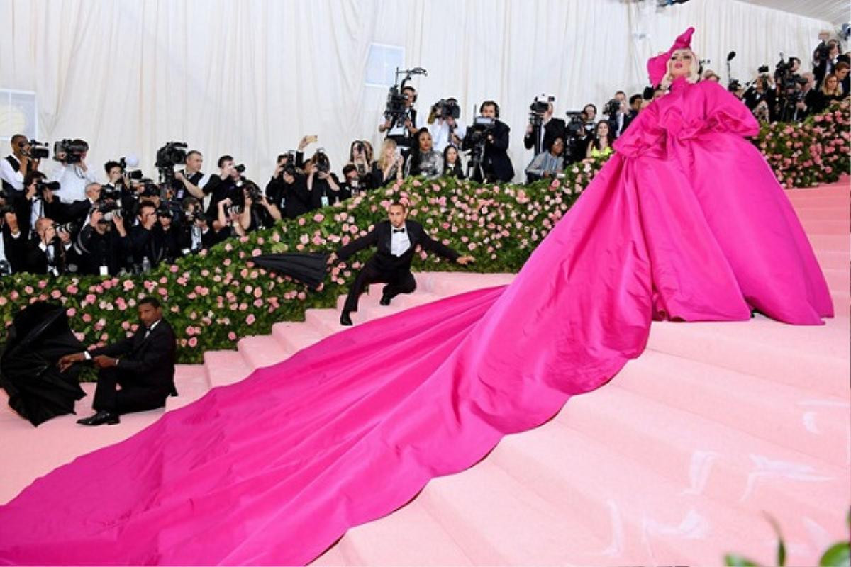 Met Gala 2019: Mãn nhãn vì Lady Gaga 4 lần lột đồ, tung hoành 'chặt đẹp' cả dàn sao Ảnh 1