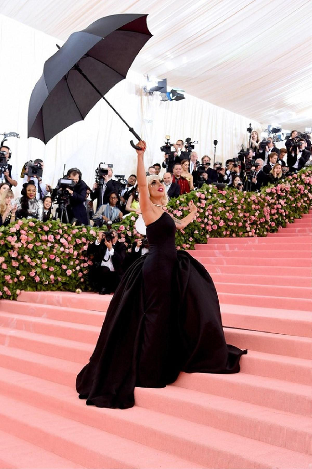 Met Gala 2019: Mãn nhãn vì Lady Gaga 4 lần lột đồ, tung hoành 'chặt đẹp' cả dàn sao Ảnh 2