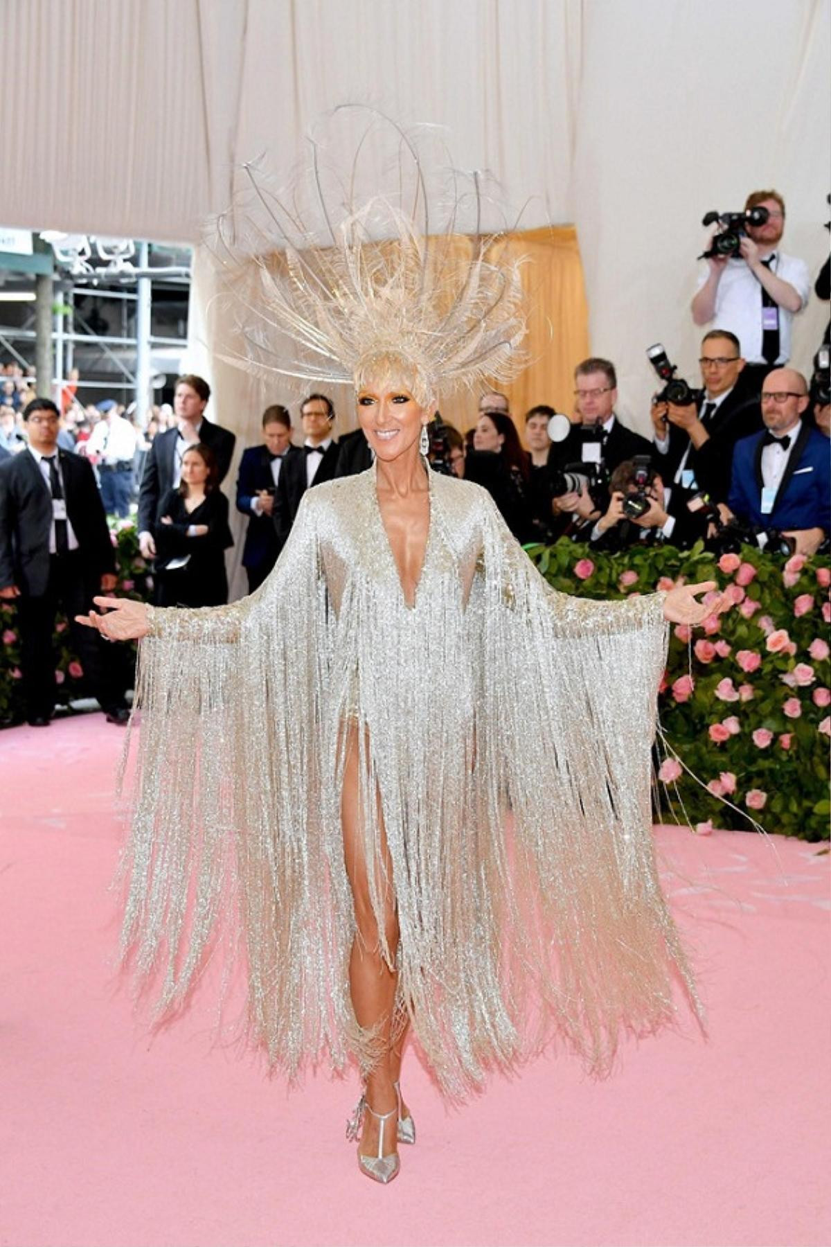 Met Gala 2019: Mãn nhãn vì Lady Gaga 4 lần lột đồ, tung hoành 'chặt đẹp' cả dàn sao Ảnh 6