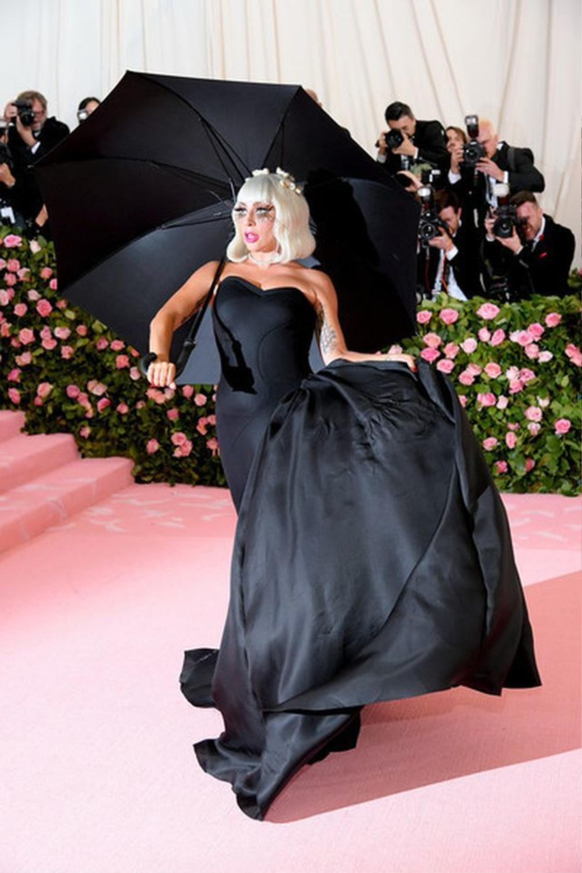 Met Gala 2019: Mãn nhãn vì Lady Gaga 4 lần lột đồ, tung hoành 'chặt đẹp' cả dàn sao Ảnh 3