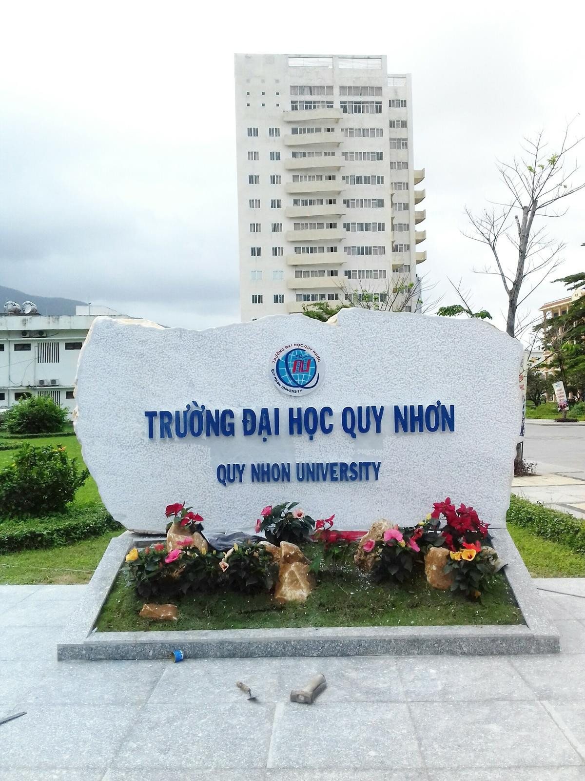 Ngây ngất trước khuôn viên Đại học Quy Nhơn quanh năm được biển xanh 'ôm ấp', sinh viên muốn 'lạc trôi' vào mãi không thôi Ảnh 1