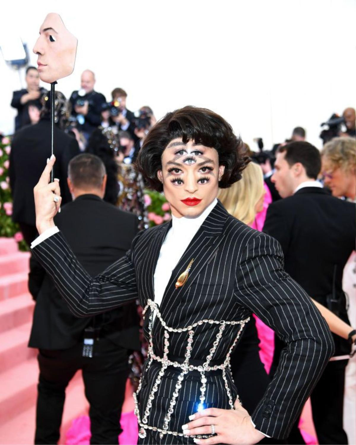 Met Gala 2019: Phù thủy nghìn mắt, đỉnh cao trang điểm khiến fan hoa mày chóng mặt Ảnh 3