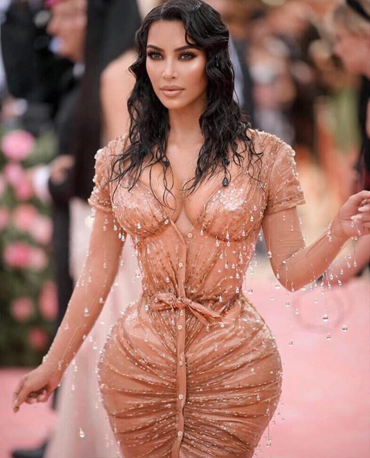 Met Gala 2019: Đỉnh cao ý tưởng là đây, Kim Kardishian mặc xuyên thấu cosplay cô gái mắc mưa ướt nhẹp Ảnh 2