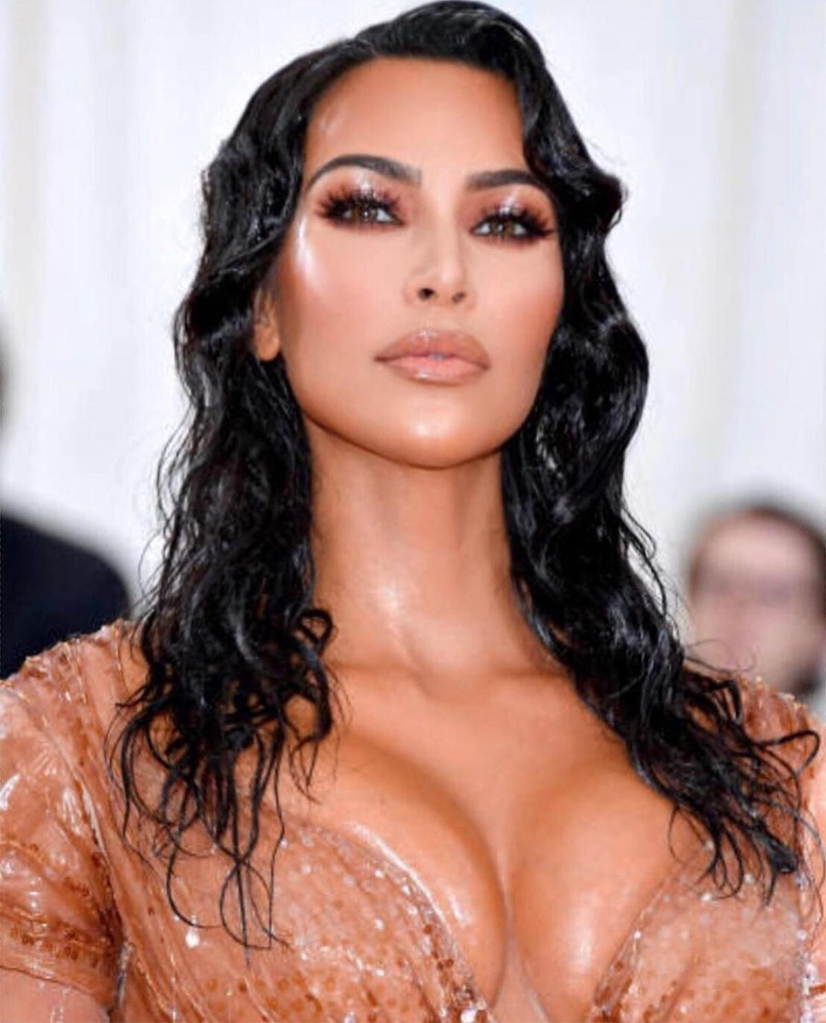 Met Gala 2019: Đỉnh cao ý tưởng là đây, Kim Kardishian mặc xuyên thấu cosplay cô gái mắc mưa ướt nhẹp Ảnh 1