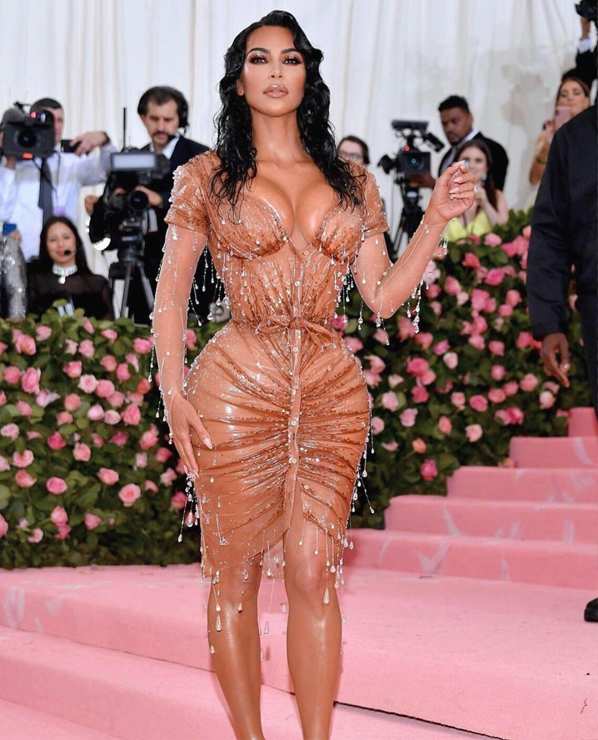 Met Gala 2019: Đỉnh cao ý tưởng là đây, Kim Kardishian mặc xuyên thấu cosplay cô gái mắc mưa ướt nhẹp Ảnh 3