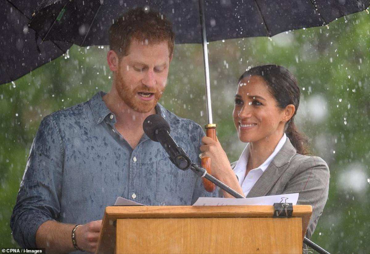 Chuyện tình Harry-Meghan: Từ cơn lốc tình yêu xuyên Đại Tây Dương đến 'trái ngọt' là một 'hoàng tử nhí' Ảnh 11