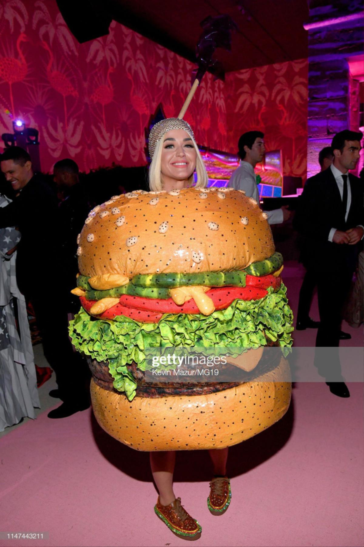 Met Gala 2019: Katy Perry 'ác quá ác' khi hóa hamburger béo ngậy giữa đêm khiến ai cũng cồn cào ruột gan Ảnh 5