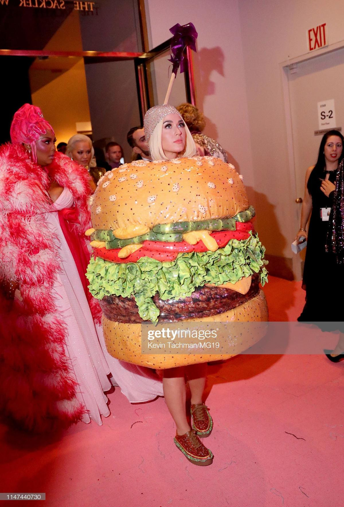 Met Gala 2019: Katy Perry 'ác quá ác' khi hóa hamburger béo ngậy giữa đêm khiến ai cũng cồn cào ruột gan Ảnh 6