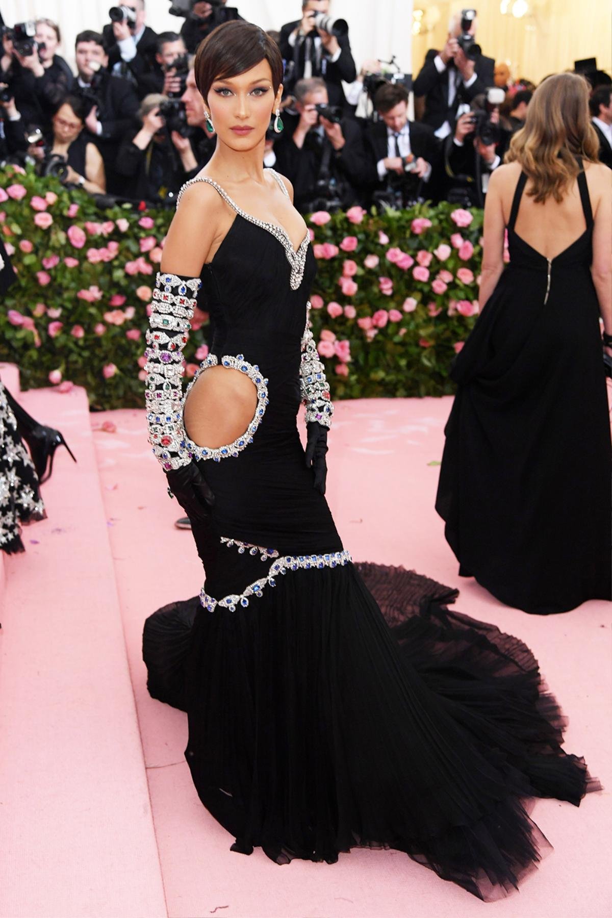 Met Gala 2019: Tuy đẹp xuất sắc nhưng Bella lại bị chê cười vì lộ tì vết tại điểm nhạy cảm Ảnh 1