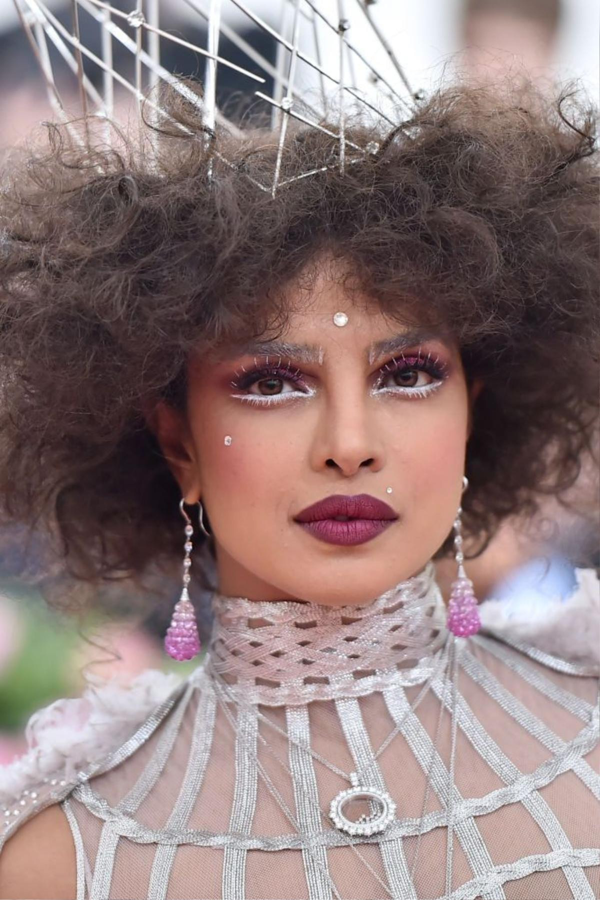 Ngây dại thẫn thờ vì những kiểu tóc và make up ấn tượng nhất Met Gala 2019 Ảnh 8