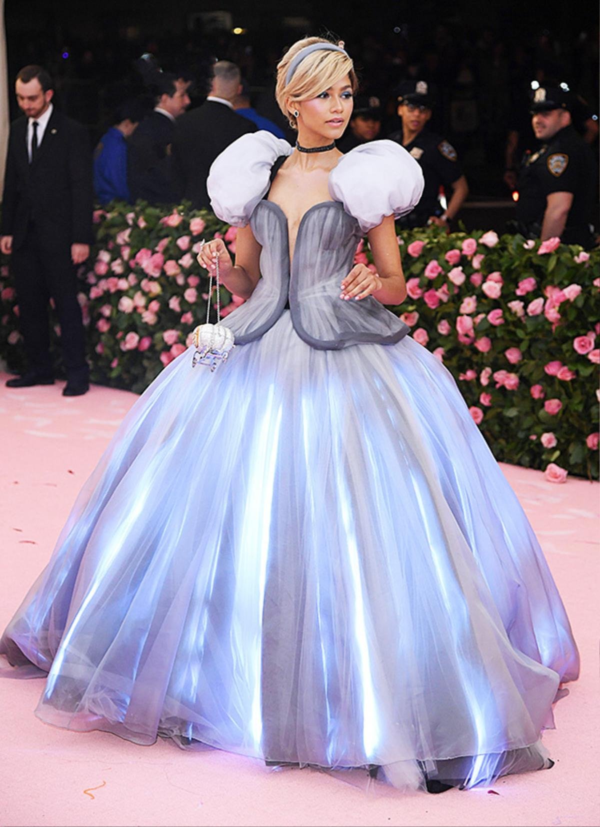 Hoàng Thùy được gọi tên ngay lập tức khi Zendaya hóa Cinderella tại Met Gala Ảnh 2