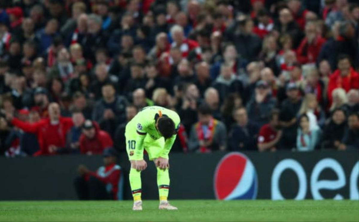 Xót xa hình ảnh Messi đổ gục, fan Barca khóc tức tưởi tại Anfield Ảnh 8