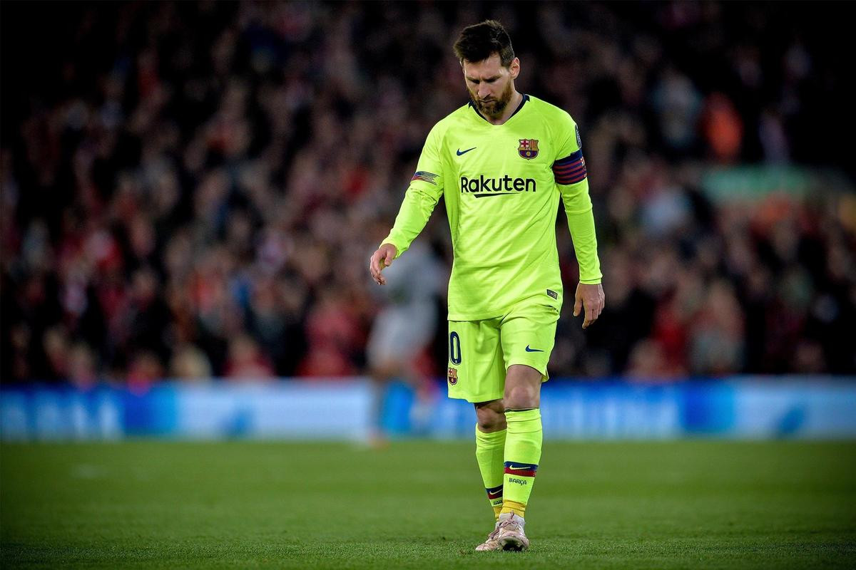 Xót xa hình ảnh Messi đổ gục, fan Barca khóc tức tưởi tại Anfield Ảnh 1