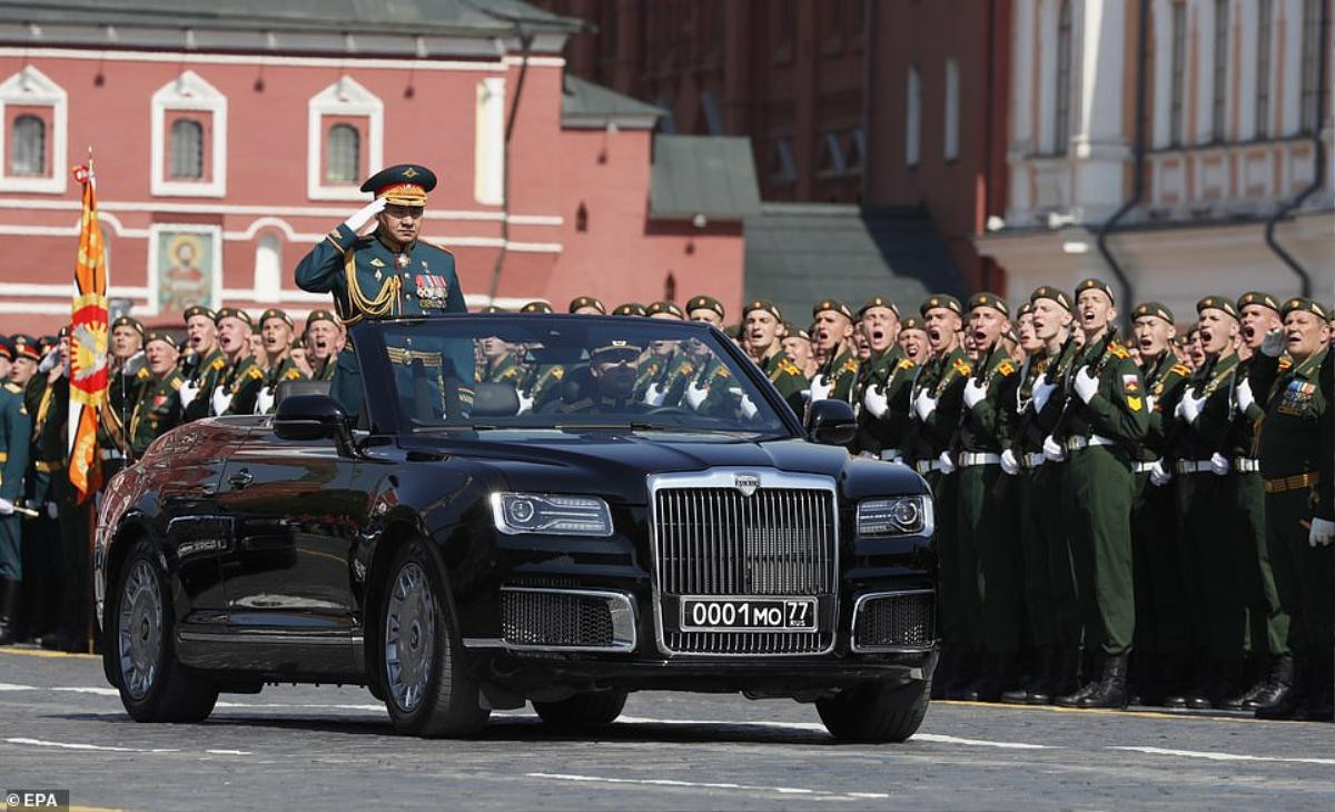 Siêu xe mui trần nặng 6 tấn của Tổng thống Putin lần đầu tiên xuất hiện trên đường phố Moscow Ảnh 2