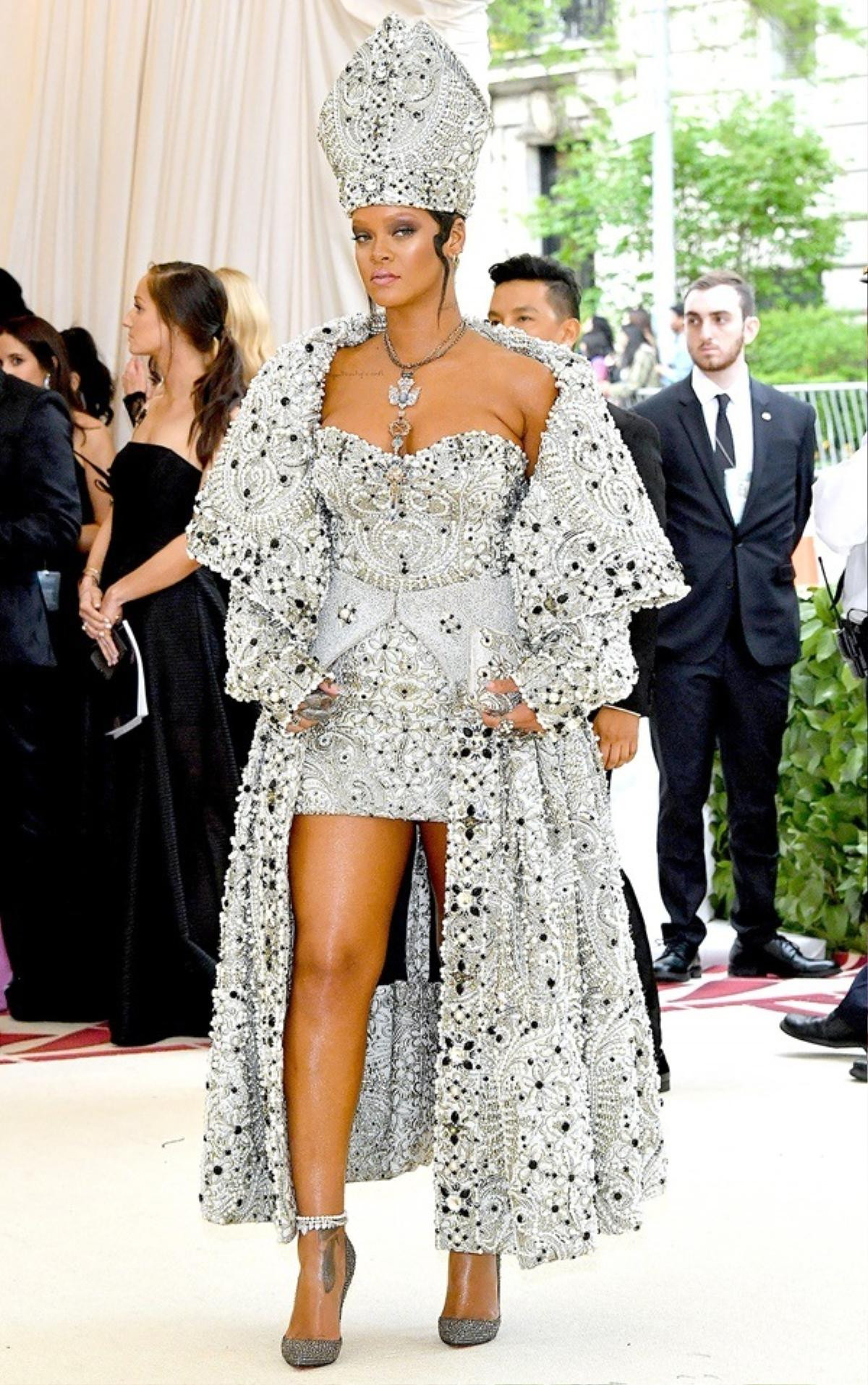 Rihanna vắng mặt tại Met Gala 2019, fan ngơ ngác hỏi lý do và đây là câu trả lời Ảnh 5