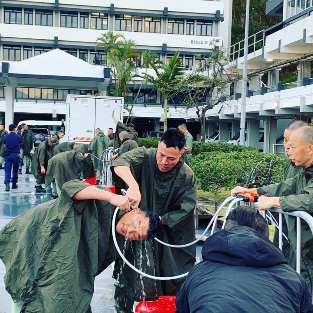 'Biệt đội cơ động 2019': Thái Tư Bối và Dương Minh bị bình xịt hơi cay bắn vào mắt, đau đớn đến nhập viện Ảnh 7