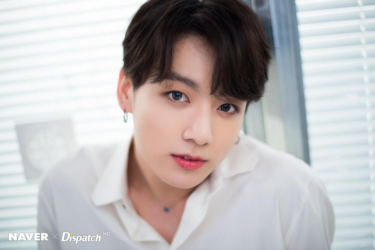 Jungkook BTS khoe tài bơi lội, fan tiếc nuối vì camera đặt xa quá nên không thấy cơ bụng Ảnh 1