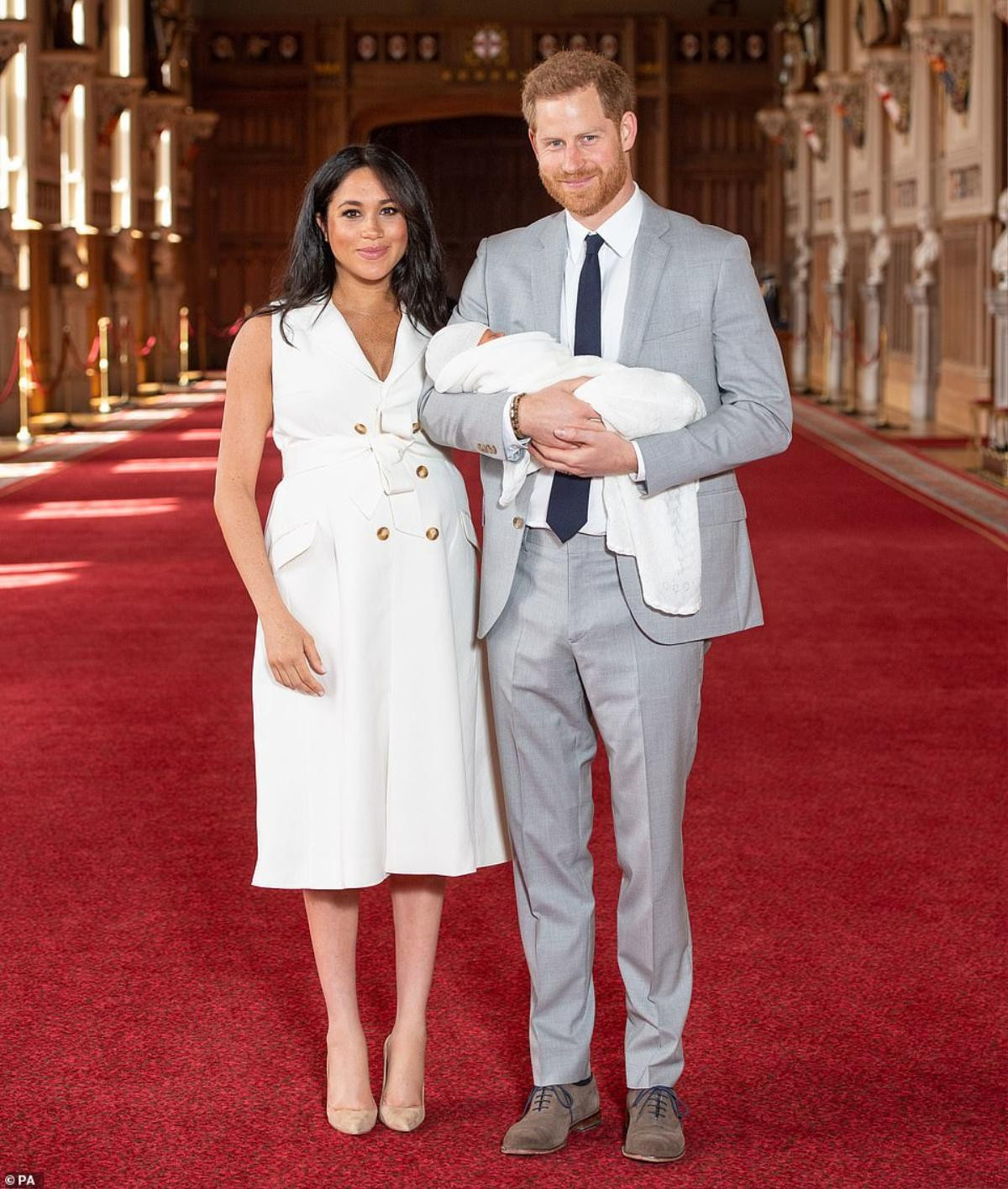 Hoàng tử Harry và Công nương Meghan lần đầu tiên khoe con trai trước công chúng Ảnh 1