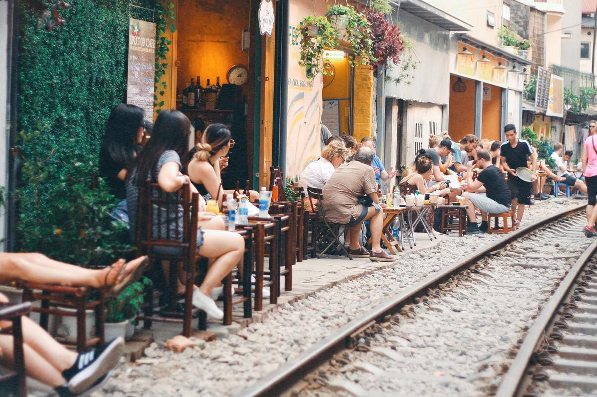 Trải nghiệm kỳ lạ ở quán cafe vừa uống vừa chạy né tàu: Nơi cảm xúc được thử thách và thăng hoa tình yêu Ảnh 6