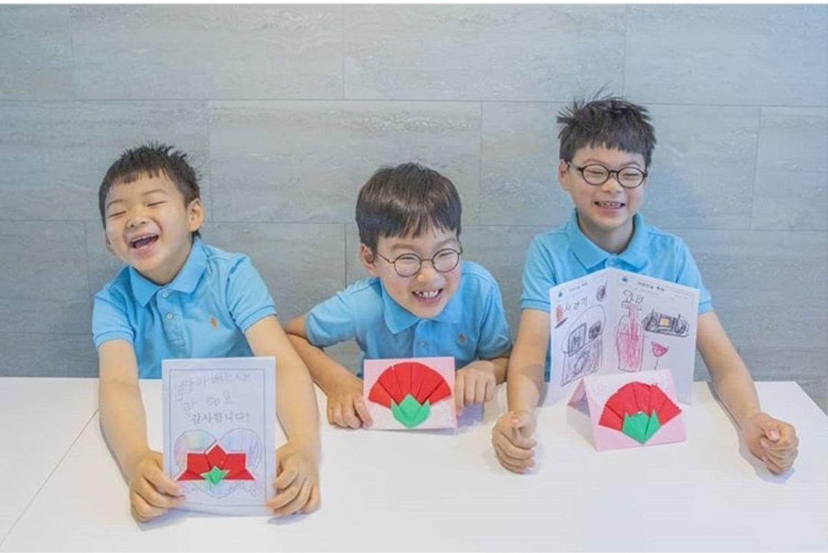 Daehan Minguk Manse tỏ lòng biến ơn, tự làm thiệp tặng Song Il Gook trong Ngày cha mẹ Ảnh 1