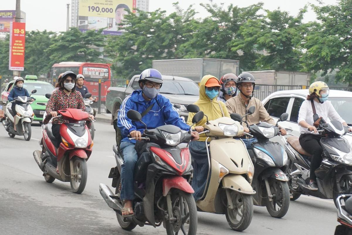 Hà Nội đột ngột lạnh hơn 20 độ C, người người co ro trùm kín mít ngay giữa hè Ảnh 1