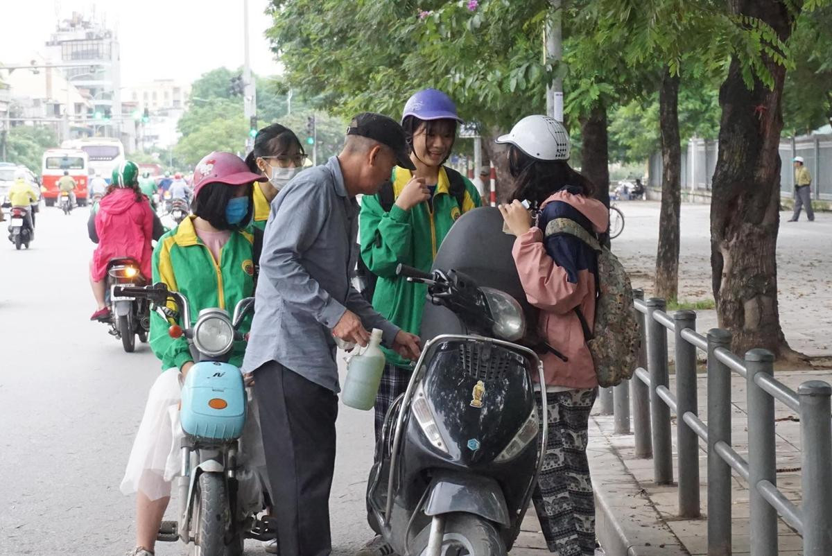 Hà Nội đột ngột lạnh hơn 20 độ C, người người co ro trùm kín mít ngay giữa hè Ảnh 10