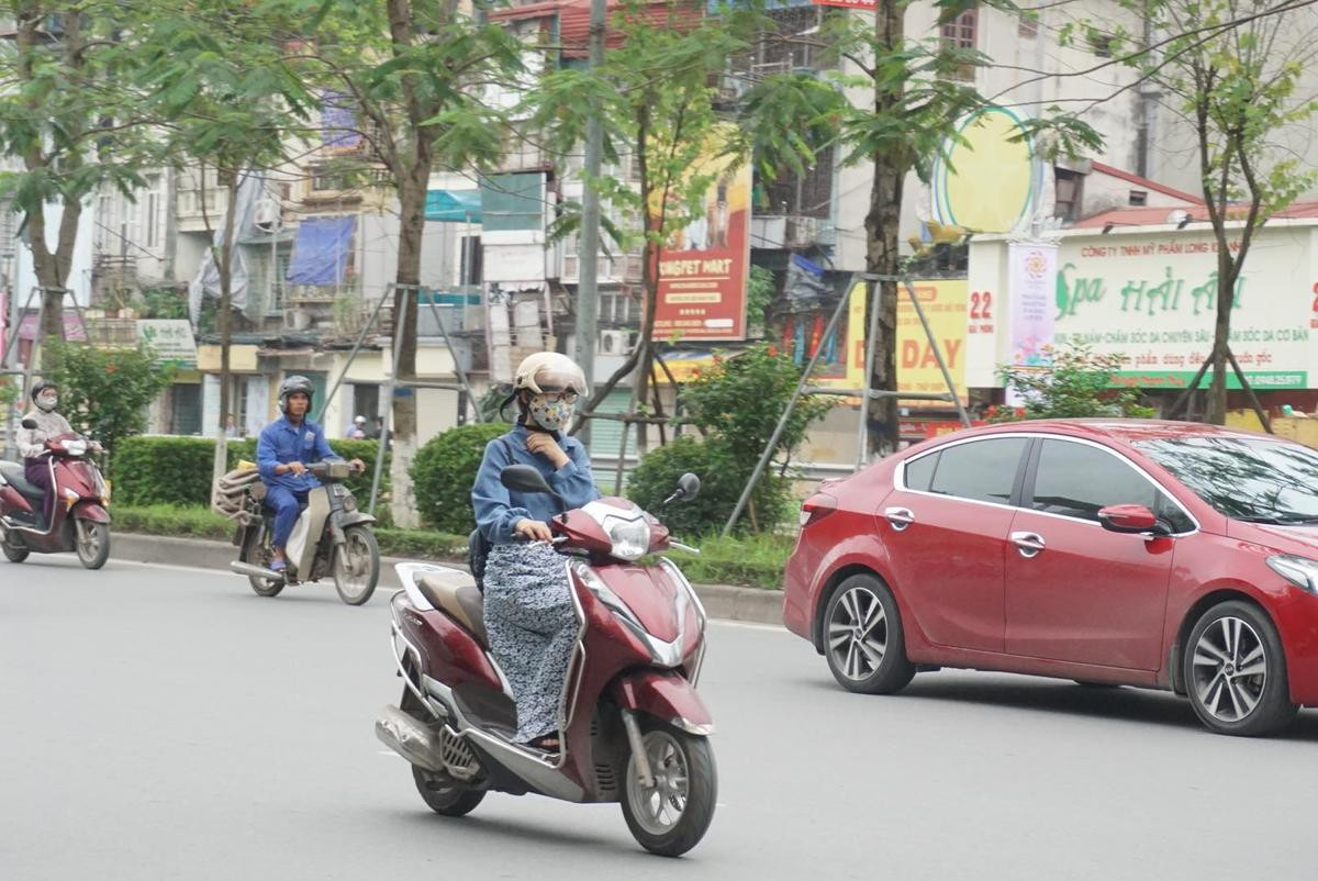 Hà Nội đột ngột lạnh hơn 20 độ C, người người co ro trùm kín mít ngay giữa hè Ảnh 7