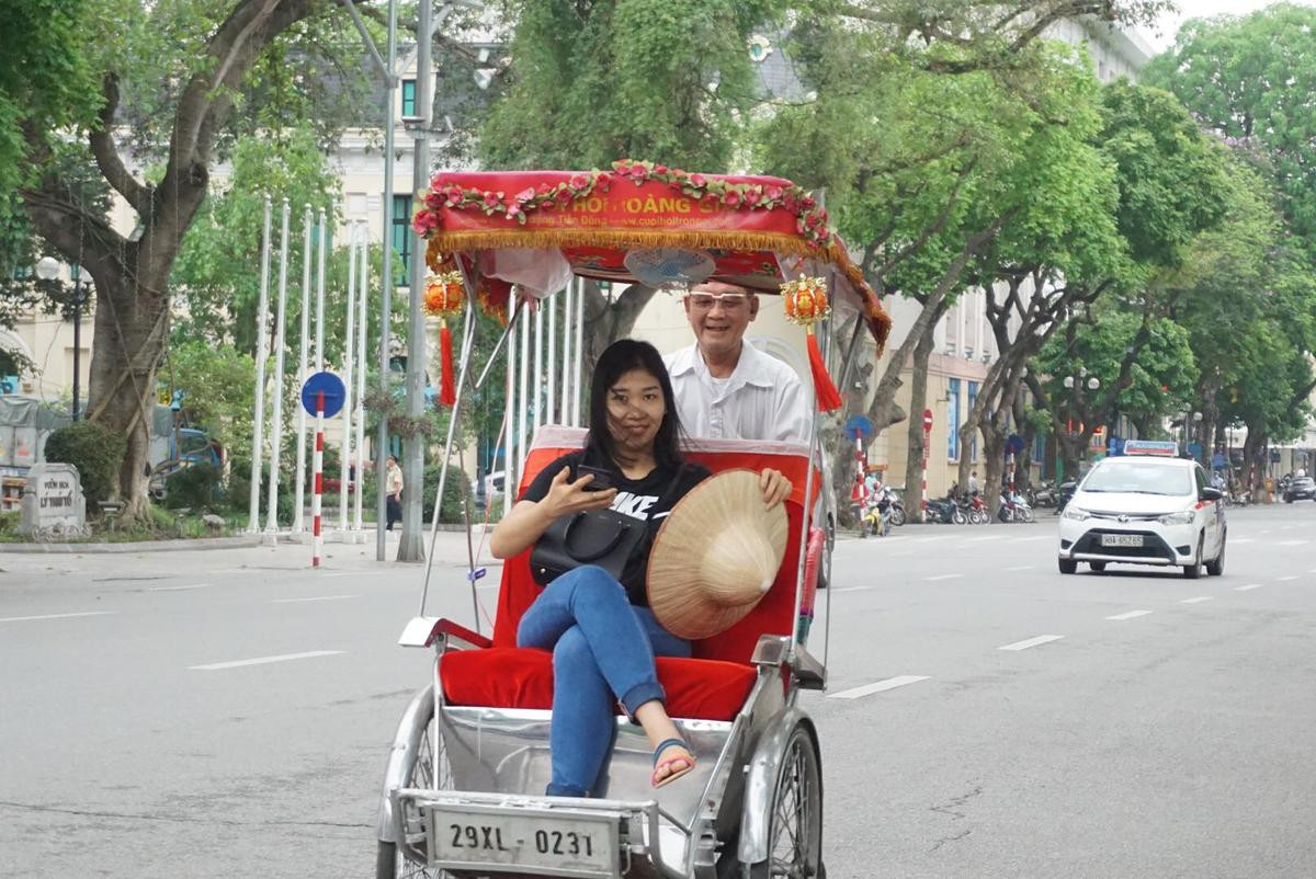 Hà Nội đột ngột lạnh hơn 20 độ C, người người co ro trùm kín mít ngay giữa hè Ảnh 13