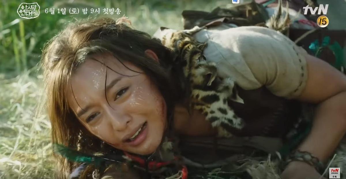 Teaser 'Arthdal Chronicles': Song Joong Ki cưỡi ngựa chiến đấu, Kim Ji Won khóc lóc thảm thiết, bị kéo lê trên đường Ảnh 7