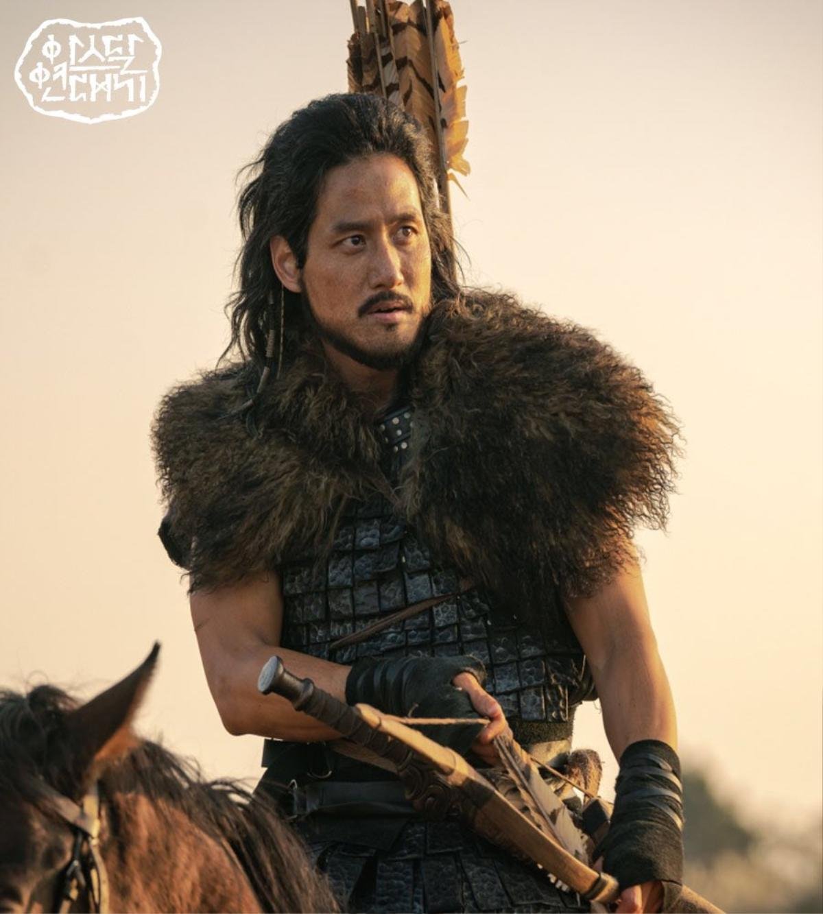 Teaser 'Arthdal Chronicles': Song Joong Ki cưỡi ngựa chiến đấu, Kim Ji Won khóc lóc thảm thiết, bị kéo lê trên đường Ảnh 1