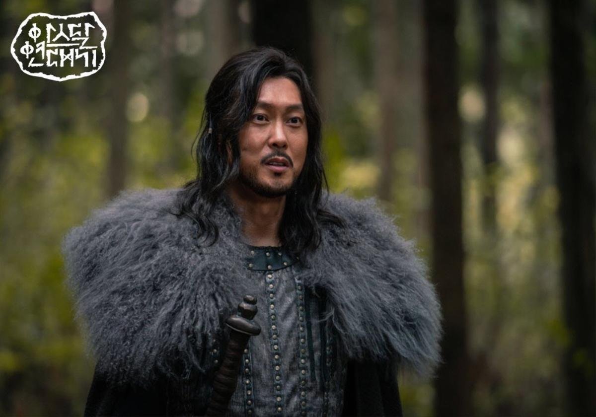 Teaser 'Arthdal Chronicles': Song Joong Ki cưỡi ngựa chiến đấu, Kim Ji Won khóc lóc thảm thiết, bị kéo lê trên đường Ảnh 4