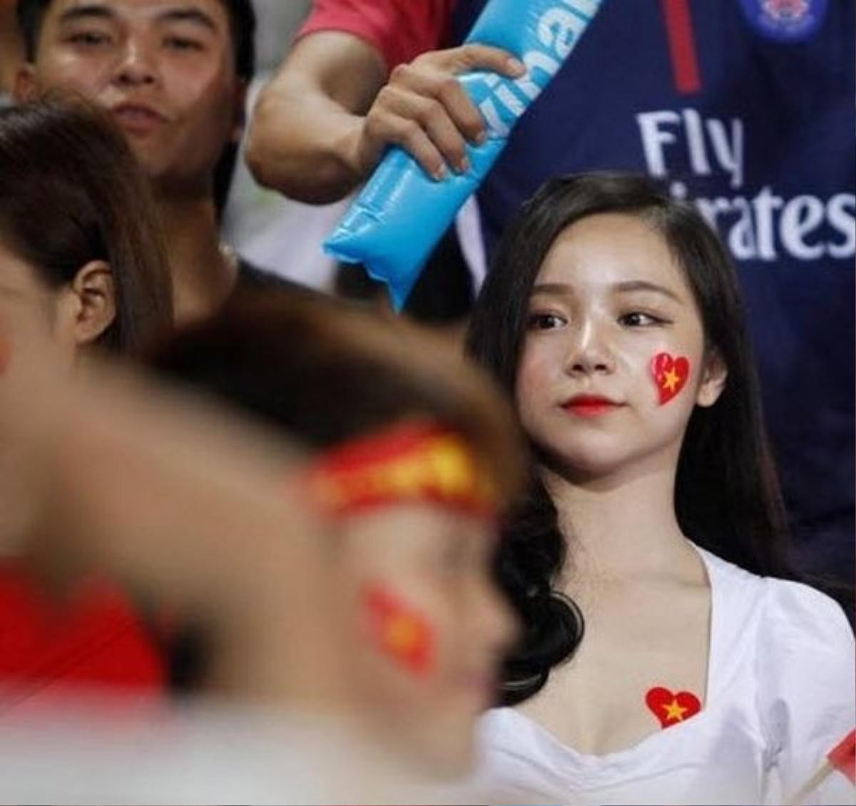 'Hot girl ngủ gật' World Cup đua với bạn gái Quang Hải ra MV ca nhạc Ảnh 3