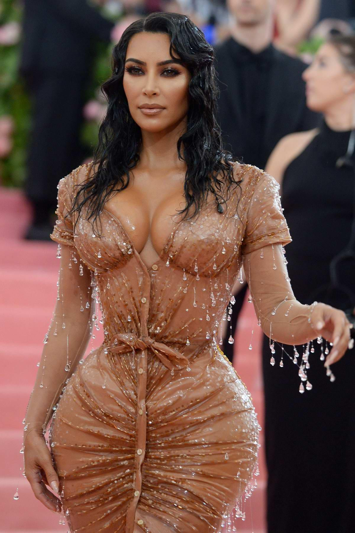 Kim 'siêu vòng 3' không thể ngồi, nhịn ăn uống vì chiếc váy bó sát nghẹt thở ở Met Gala 2019 Ảnh 1