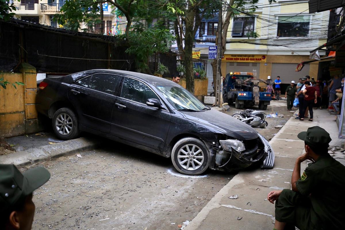 Giây phút người đàn ông cùng con trai thoát chết trong gang tấc khi xe Camry lùi tông tử vong một phụ nữ Ảnh 1