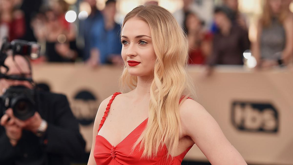 Đắng lòng ‘Tiểu thư Sansa’ Sophie Turner bị cấm gội đầu khi quay phim Game of Thrones Ảnh 7