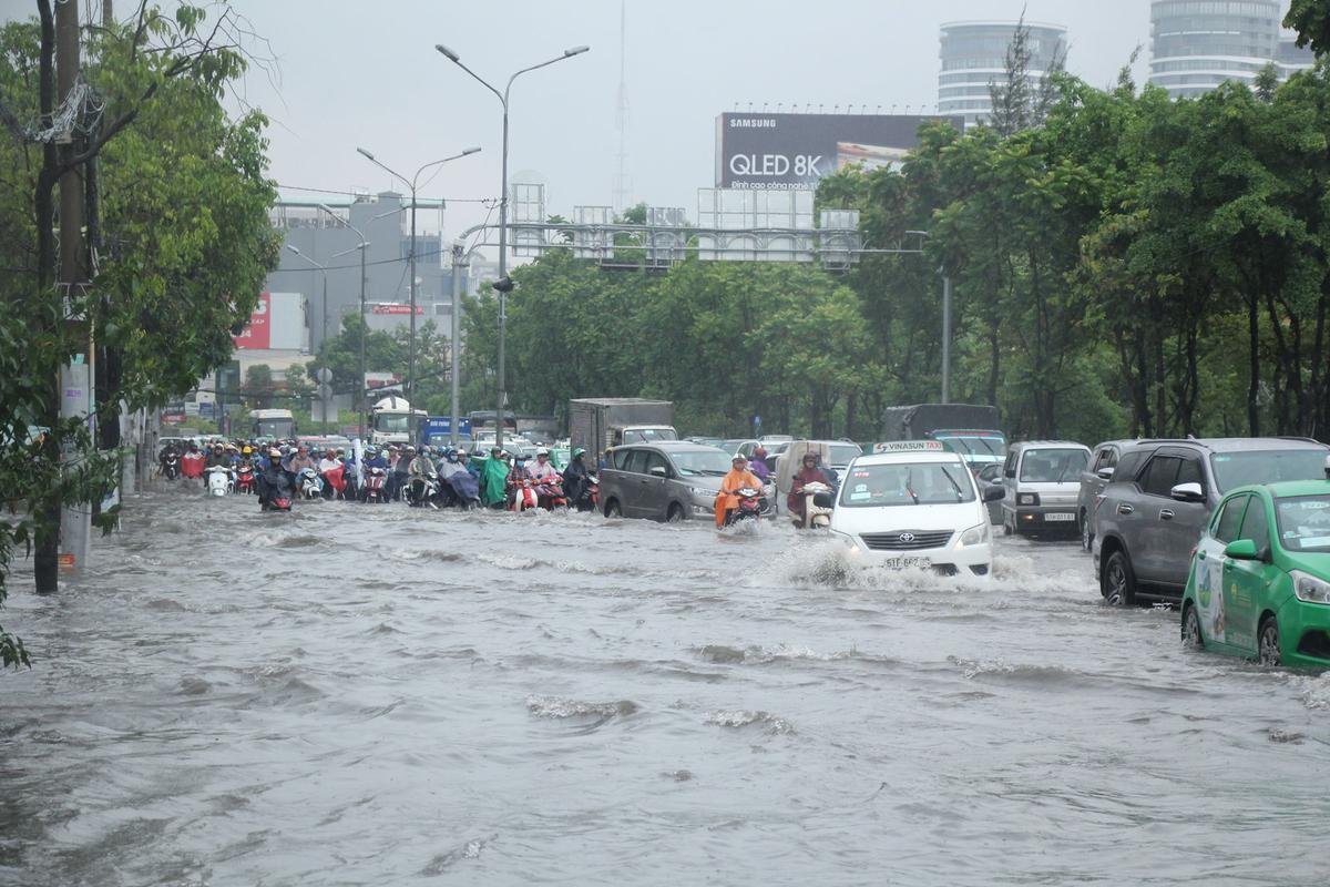 Mưa kéo dài, nhiều con đường ở Sài Gòn ngập nặng Ảnh 3