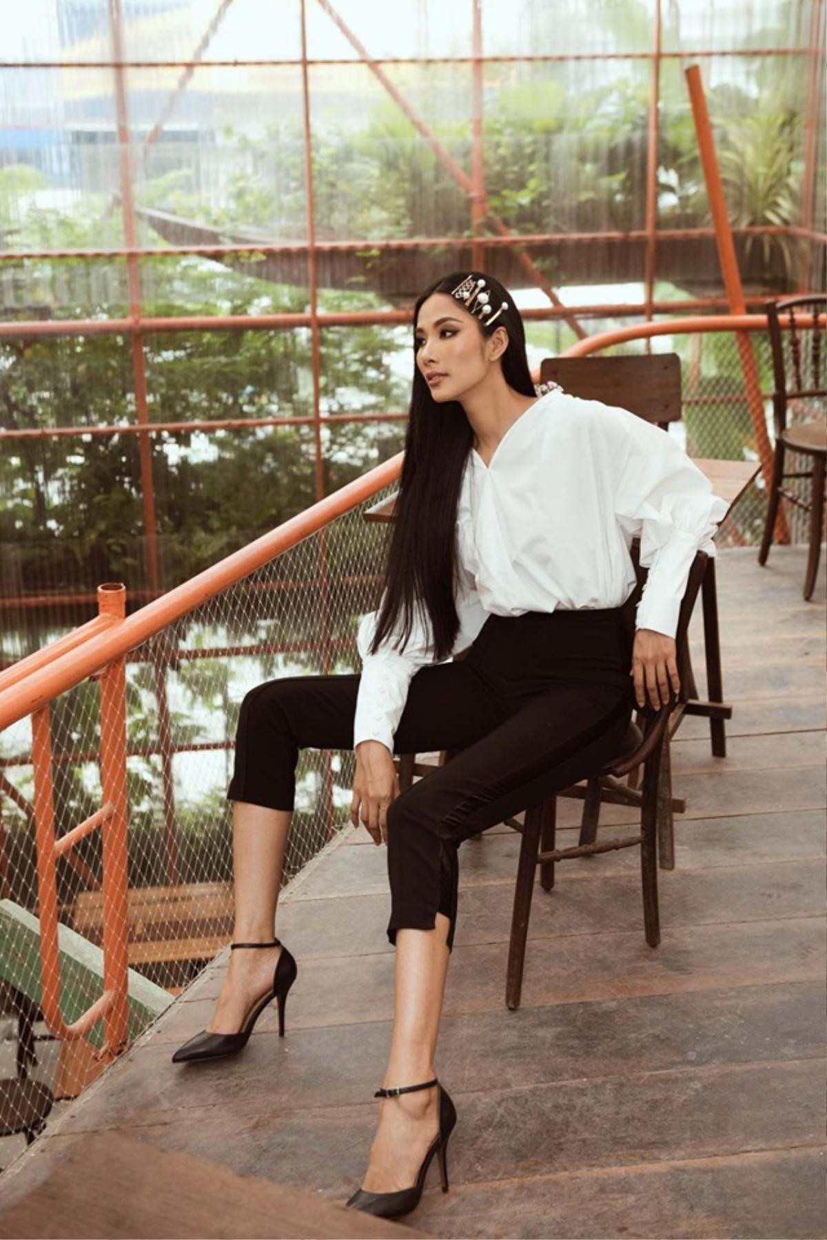 Nhan sắc Hoàng Thuỳ cuốn hút chuẩn quốc tế khi chính thức đại diện Việt Nam thi Miss Universe 2019 Ảnh 4